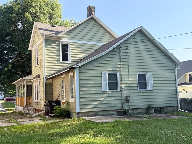 913 W Montgomery St — Photo 2