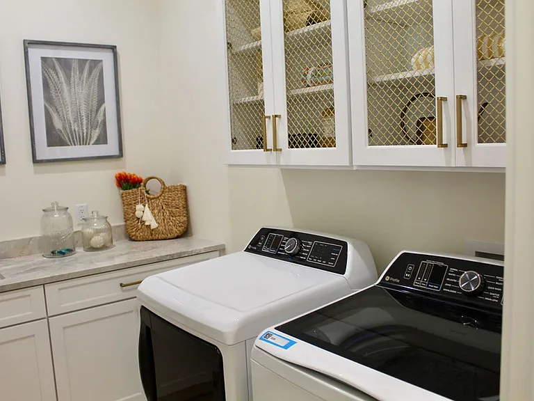 224 N Riverside Dr — Photo 40