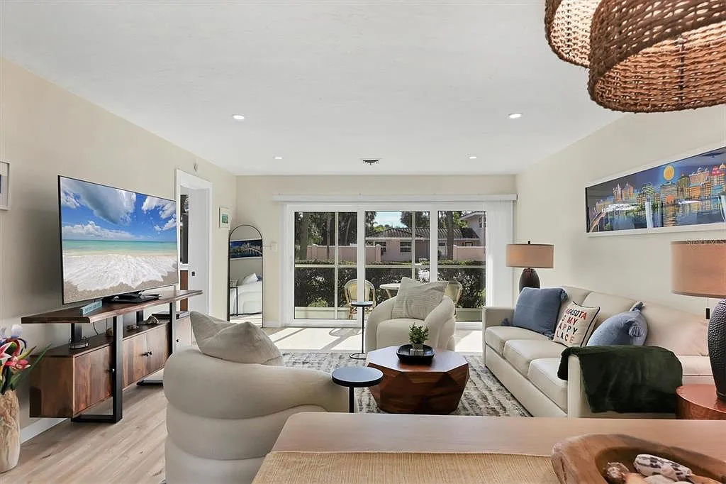 2 bed, 2.0 bath, 1034 sqft, $6,500 — Photo 4