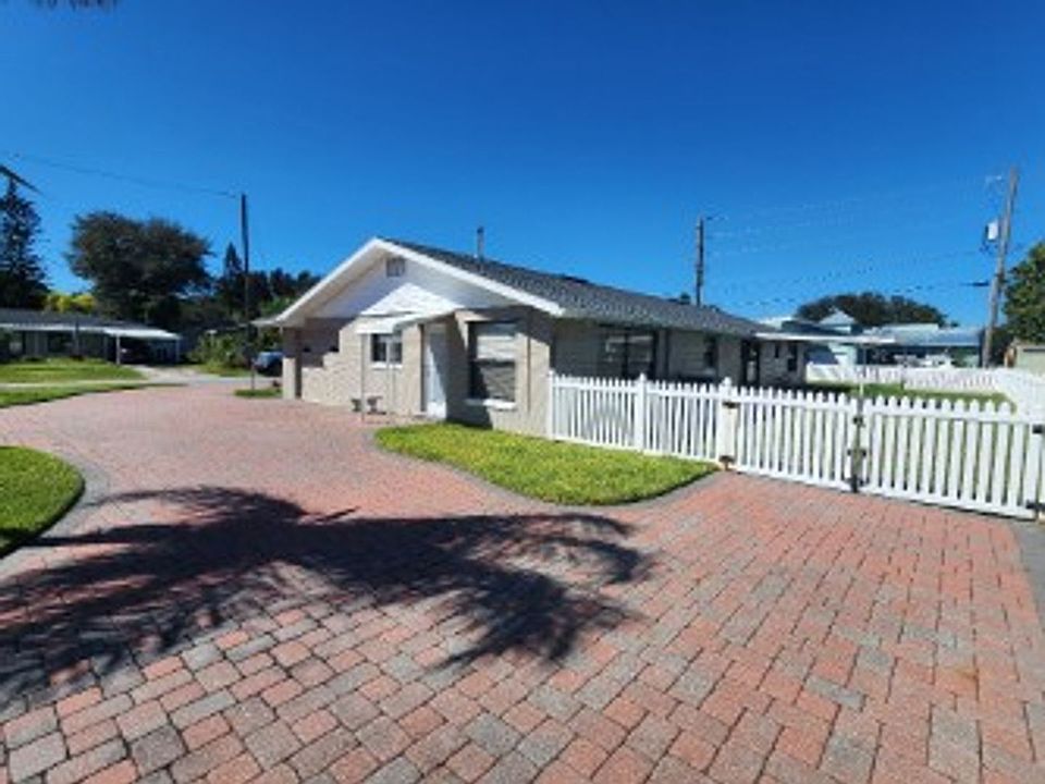1st image of 105 Desoto Dr