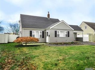 132 Cornflower Rd, Levittown, NY 11756