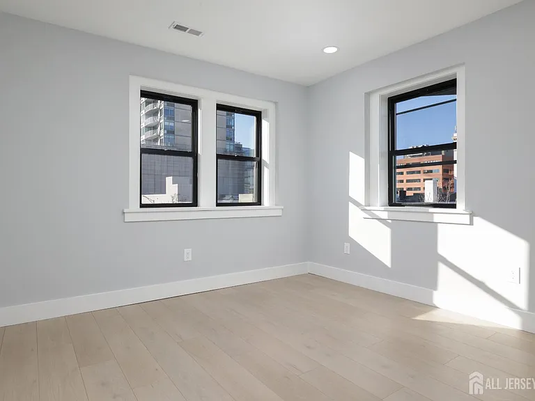 365 George St #5 — Photo 11