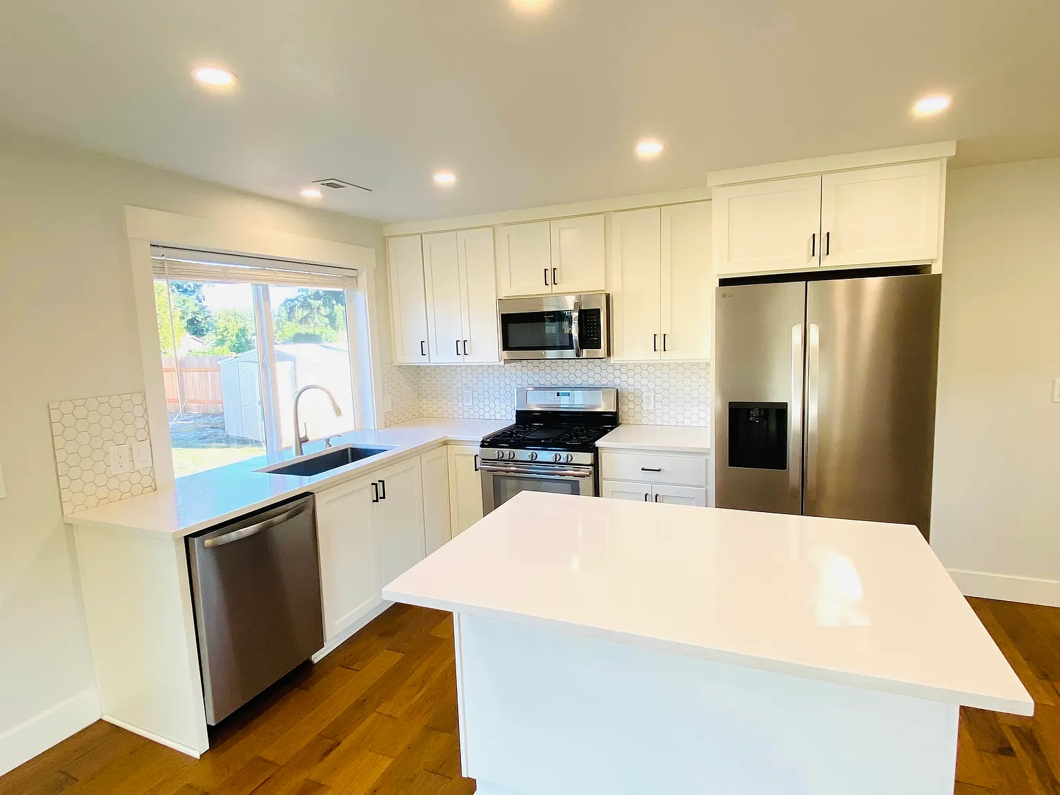 2 bed, 910 sqft, $2,300 — Photo 1