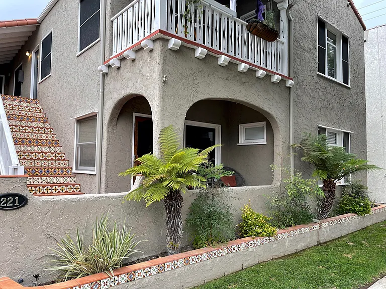 221 Loma Ave #C — Photo 2