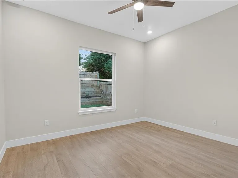207 Athens St — Photo 55