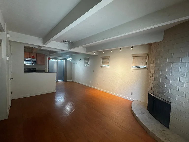2110 H St — Photo 2