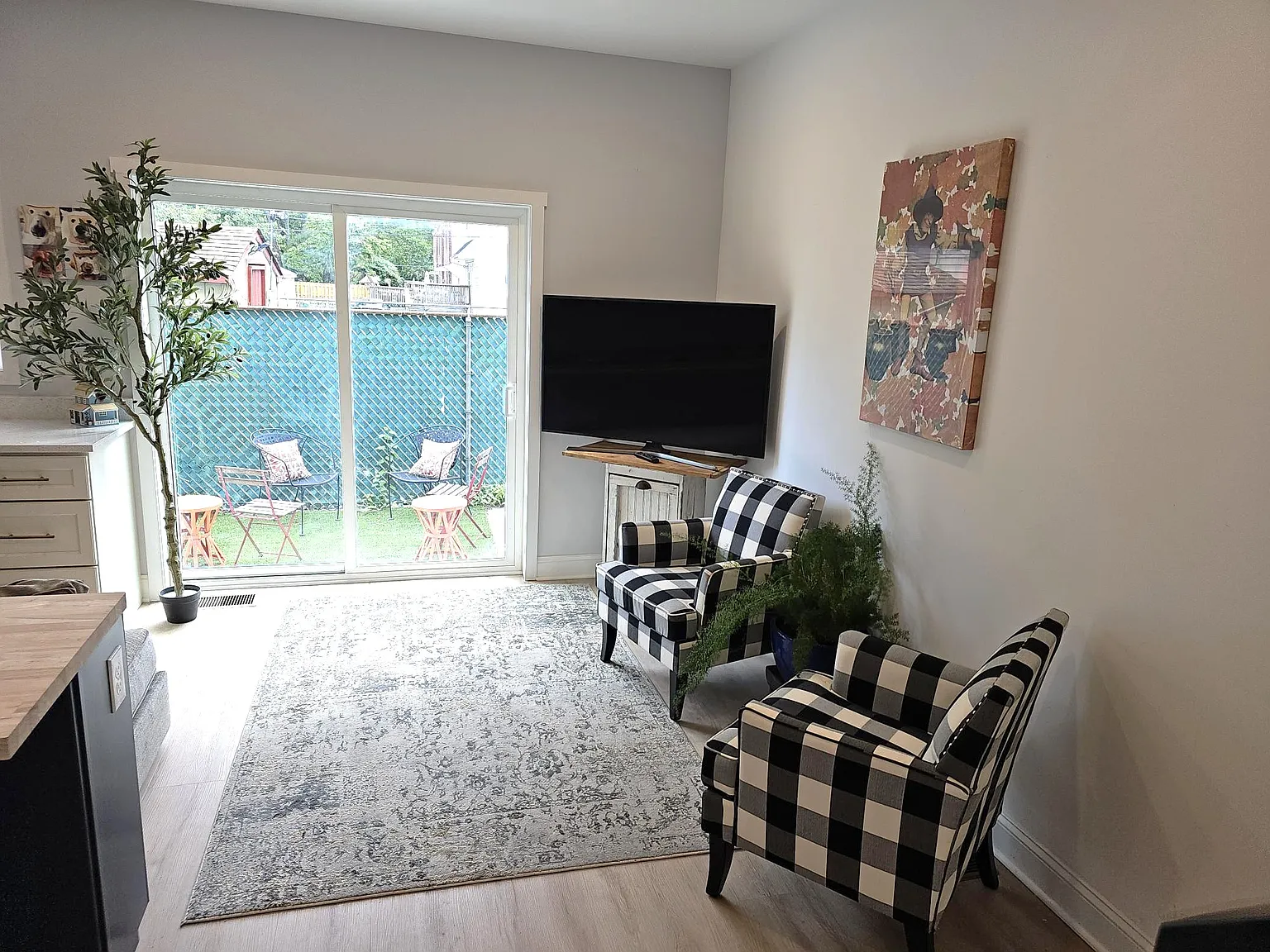 3 bed, 3.5 bath, 2200 sqft, $3,200 — Photo 3