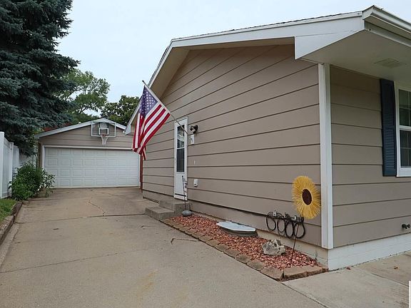 3rd image of 3106 Chambers St