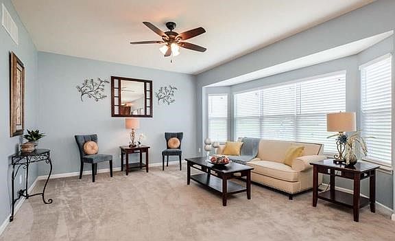BIG FAMILY ROOM WITH BAY WINDOW WALL