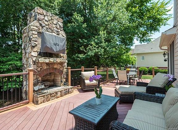 2nd image of 17057 Laurelmont Ct