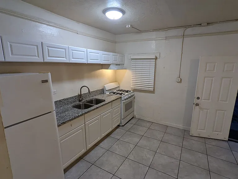 560 S Madison Ave — Photo 4