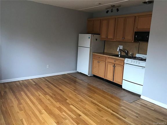 4th image of 28 Barker St APT D1