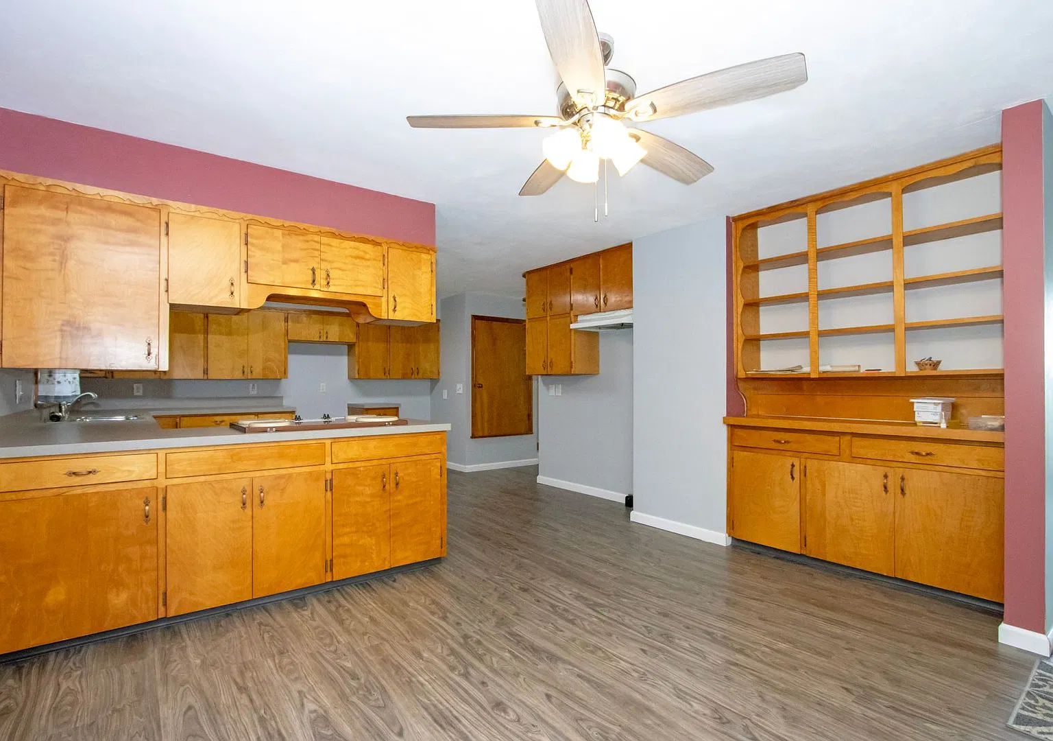 Four bedroom, single-family home — Photo 3