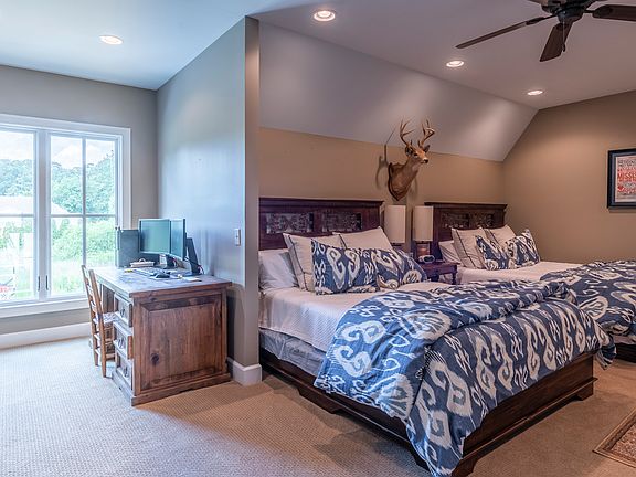 Upstairs bedroom (5)