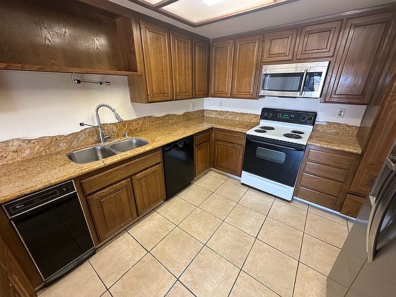 5th image of 27 Montego Ct #27