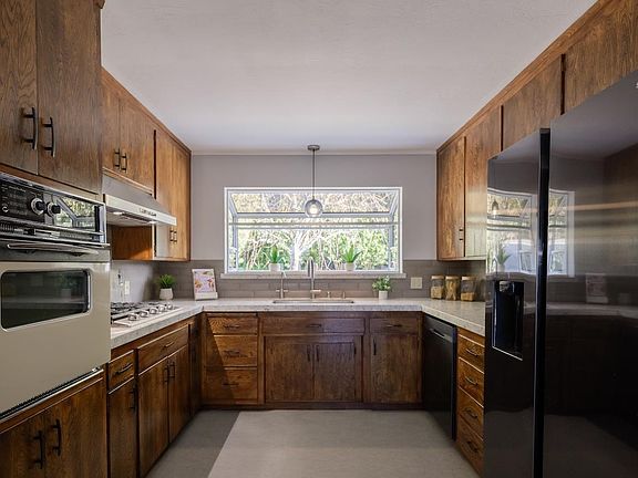 4th image of 602 Navarra Dr