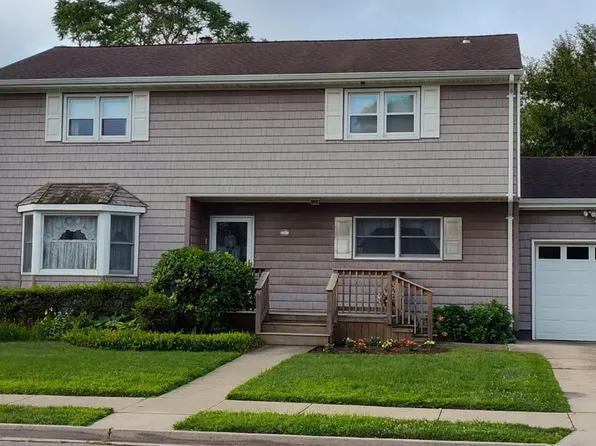46 Margaret Drive E, Plainview, NY 11803