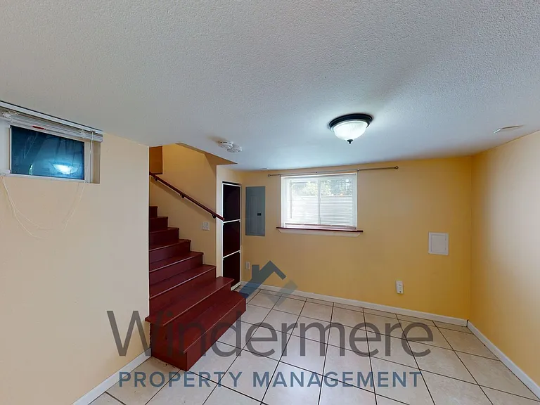 527 E Cherry St — Photo 3