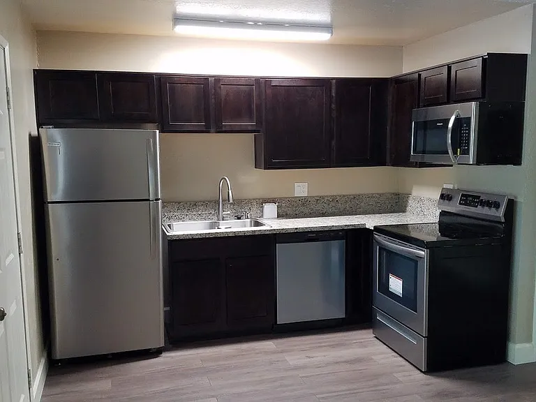 445 La Rue Ave — Photo 1