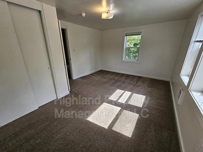 325 NE Kamiaken St #4 — Photo 9