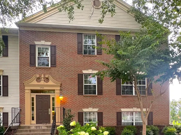 12100 Greenway Ct APT 301, Fairfax, VA 22033