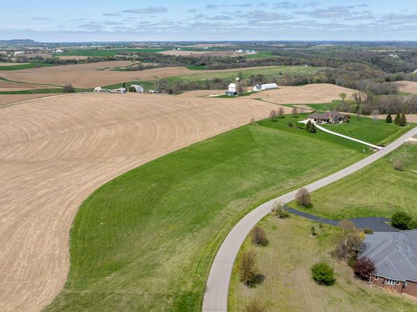 20 & 21 Country Squire Ln, Dubuque, IA 52001