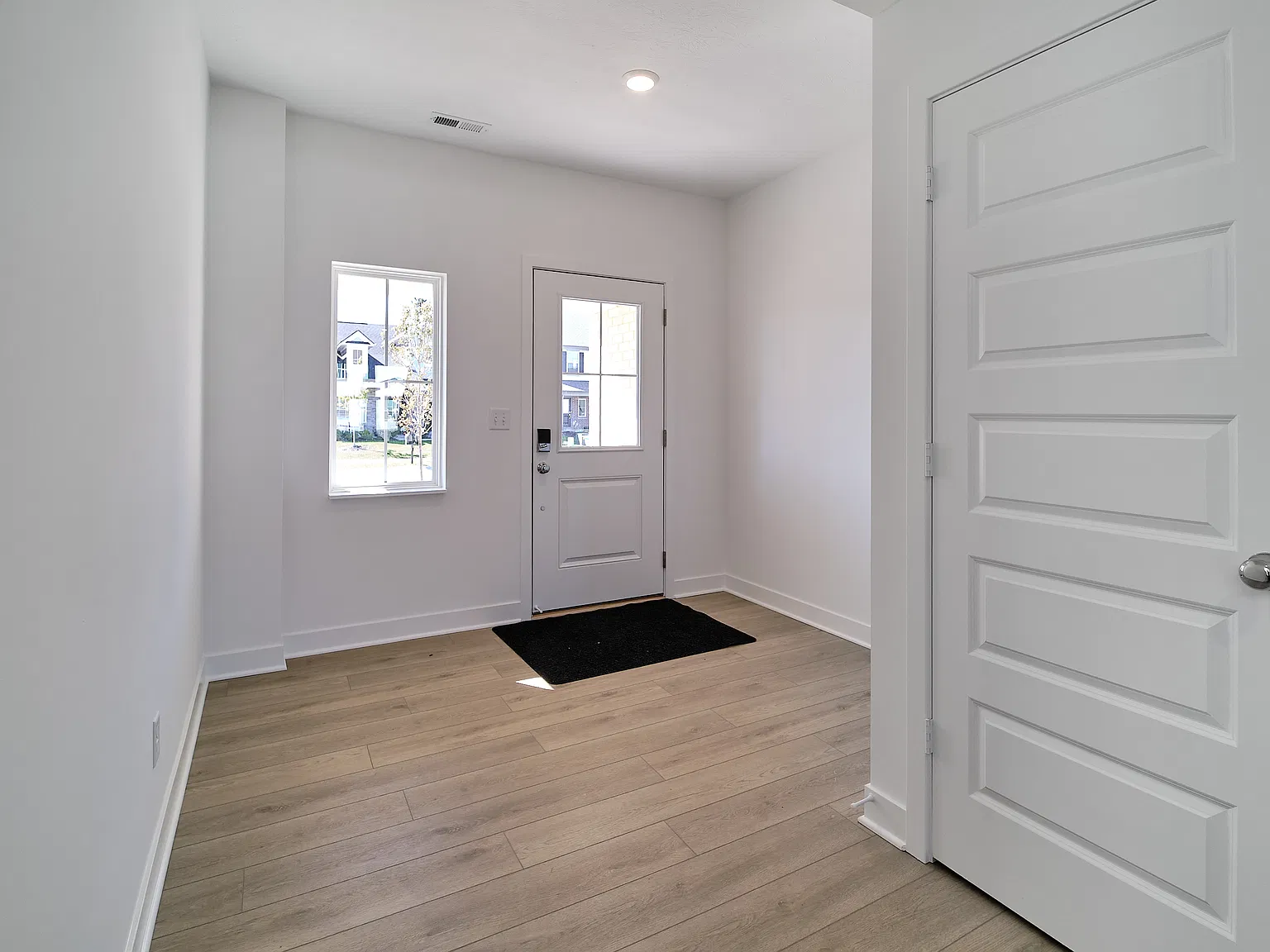 5 bed, 2578 sqft, $3,100 — Photo 2