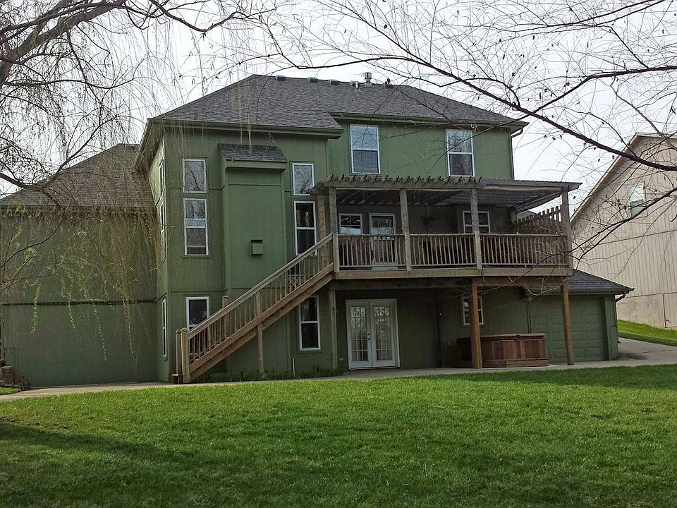 1st image of 555 Hawthorne Dr