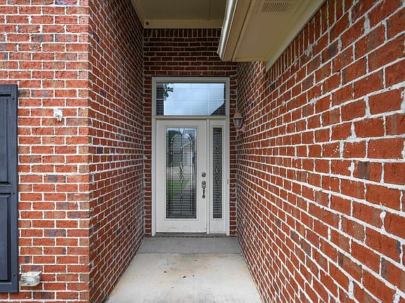 4th image of 421 Summerchase Dr