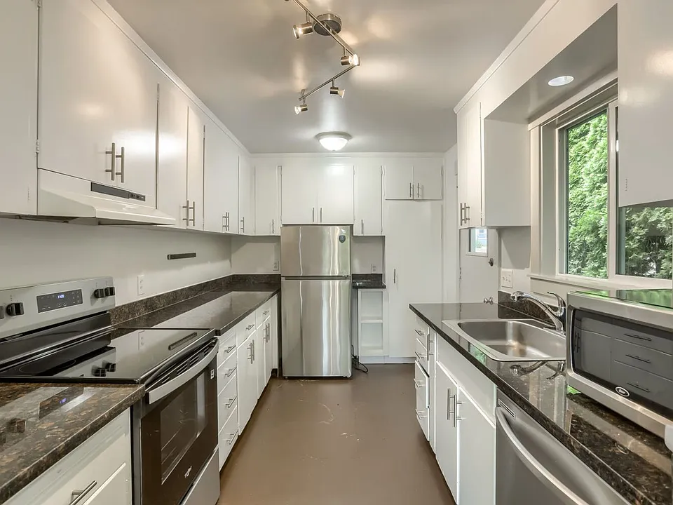 15536 Shoreline