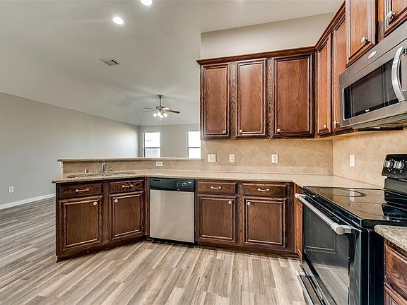 5th image of 207 Cedar Creek Dr