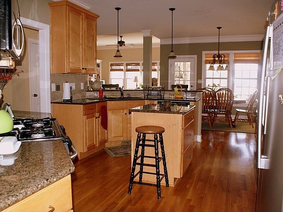 Kitchen Island & Breakfast Bar