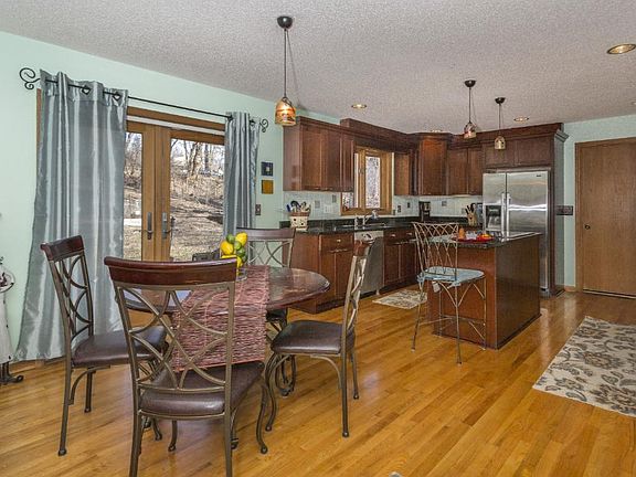 5th image of 363 Demont Ave E
