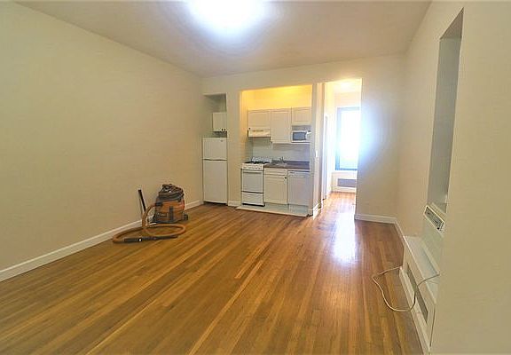 5th image of 1125 Lexington Ave APT 4D