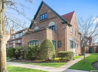 5 Whitson St, Forest Hills, NY 11375