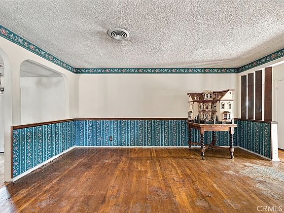 3rd image of 211 Lime St