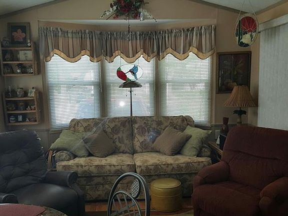 5th image of 292 Bainbridge Dr
