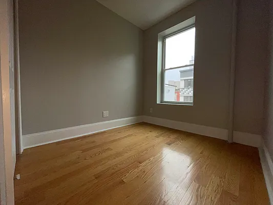 Rented by EXR | media 12