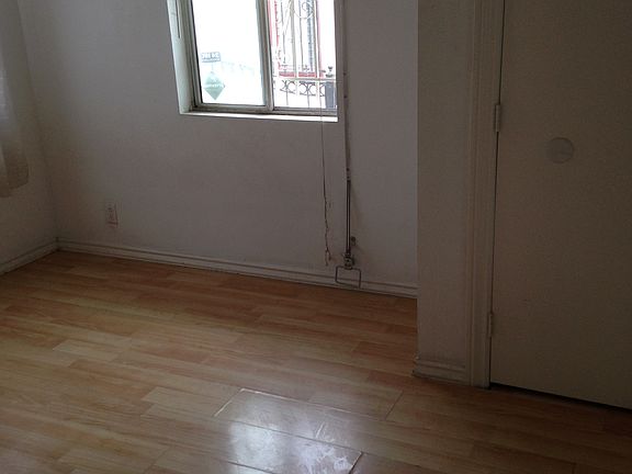 3rd image of 718 W 105th St