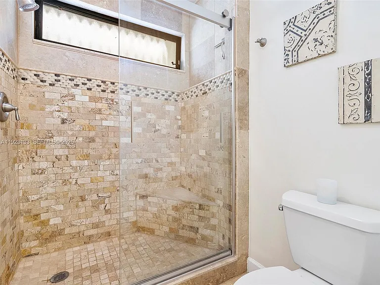 515 NE 38th St #10 — Photo 51