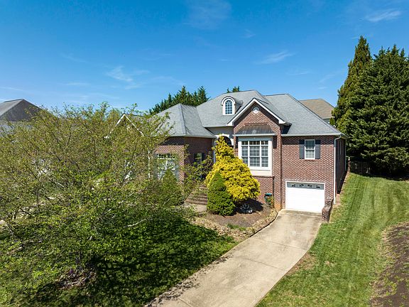 2nd image of 414 Emerald Chase Cir