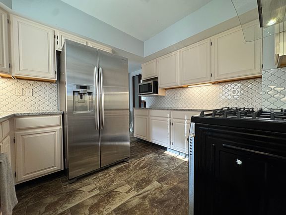 Kitchen w/Stainless Steel Samsung Appliances