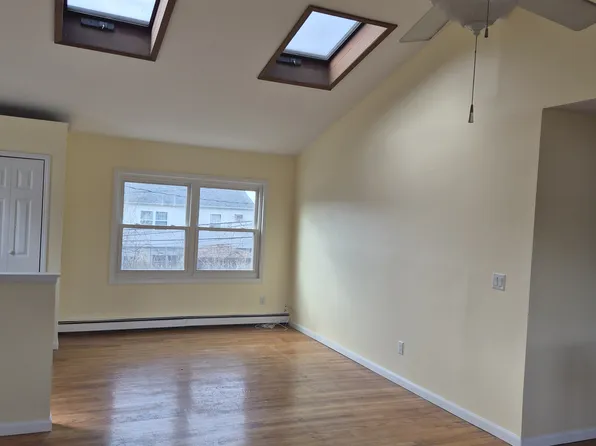 10 Hoover Ln, Bethpage, NY 11714