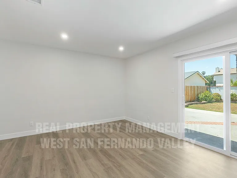 9801 Columbus Ave — Photo 16