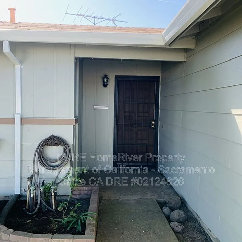3 bed, 1.5 bath, 1032 sqft, $2,495 — Photo 3