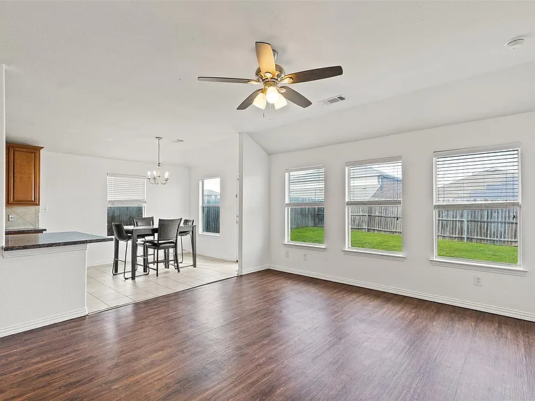325 Crosscreek Dr — Photo 6