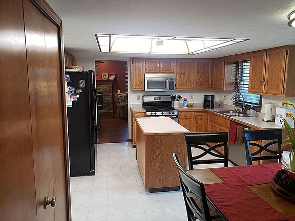 Kitchen with eat in area