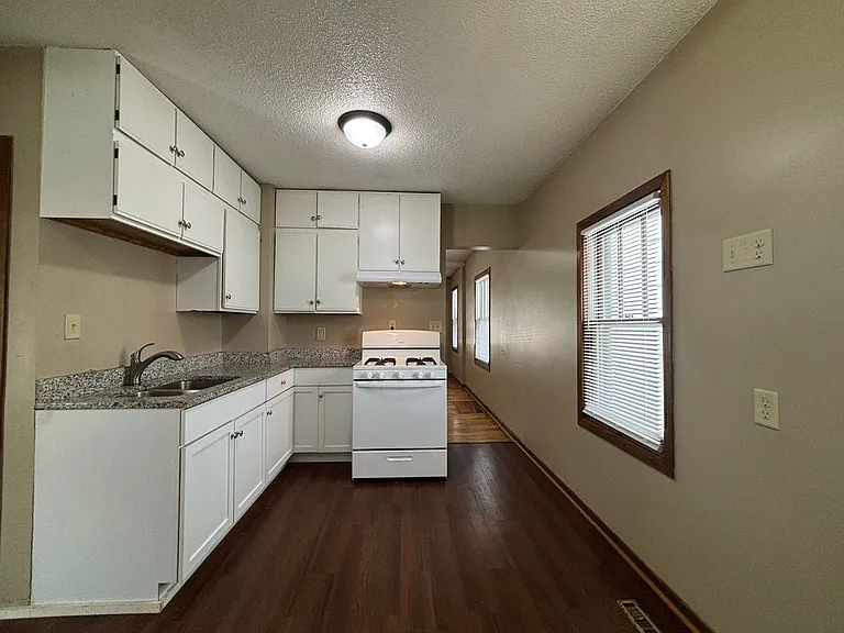 1068 Hatch Ave — Photo 1