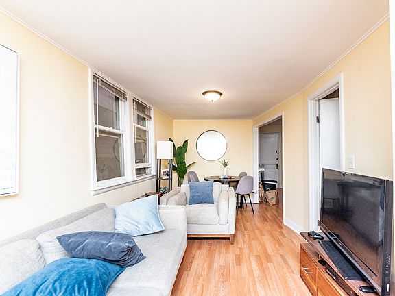 2nd image of 1654 W Melrose St #2