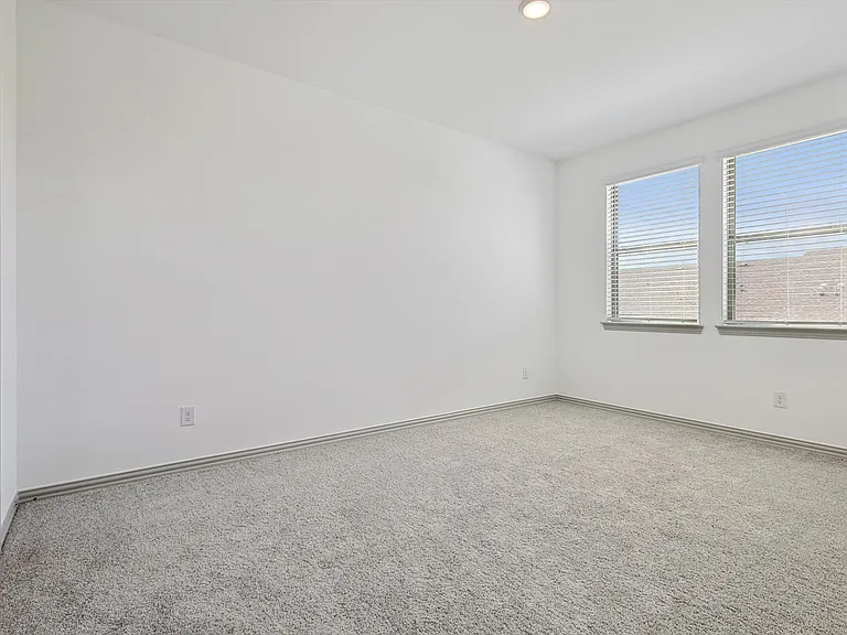 517 Parkside Dr — Photo 15